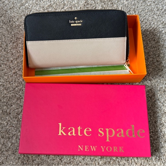 Kate Spade New York Cameron Street Lacey wallet in Tusk/Black color - Picture 1 of 12
